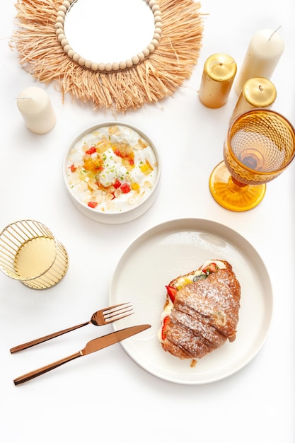 Kolacja na stole z potrawami